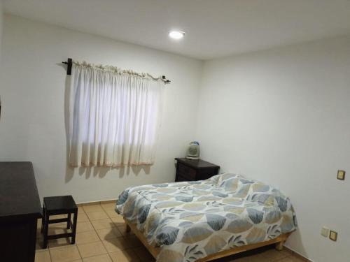 ACOGEDORA RECAMARA EN INTERIOR DE CASA HABITACIÓN