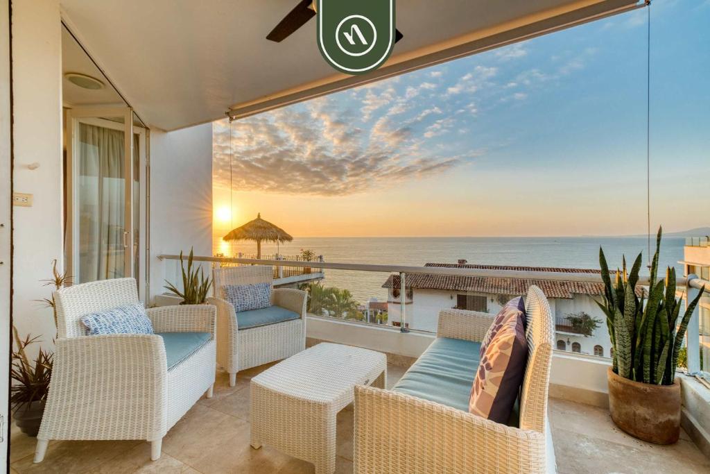 2BR Condo with Private Terrace - Ocean View - Pool