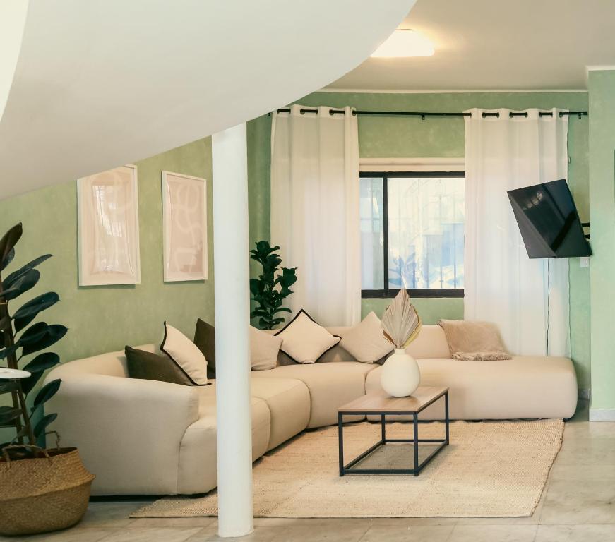 Beautiful 6 BDR Villa with AC in La Condesa