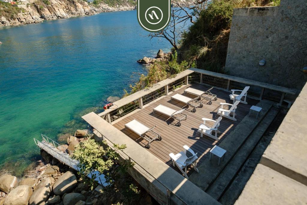 Amazing 3 BR Penthouse with Beachclub