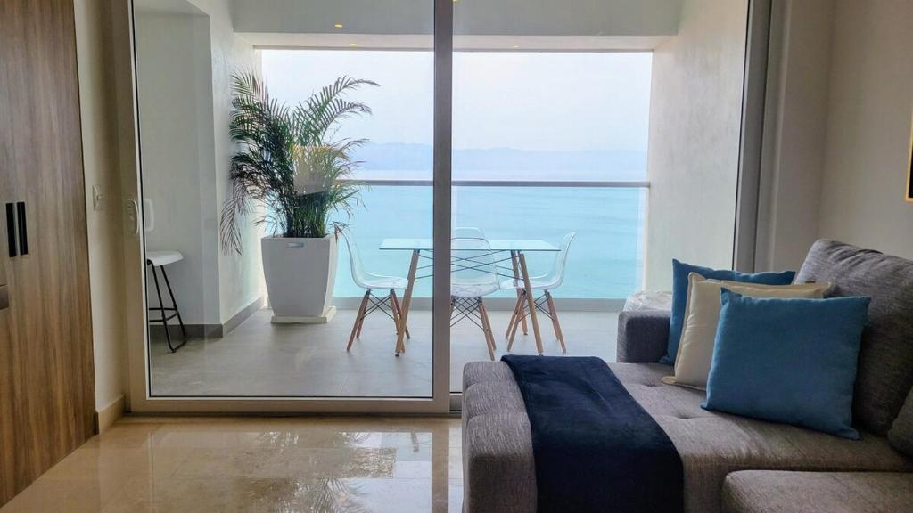 Beachfront Extra-large 1-bedroom by Moikka Rentals