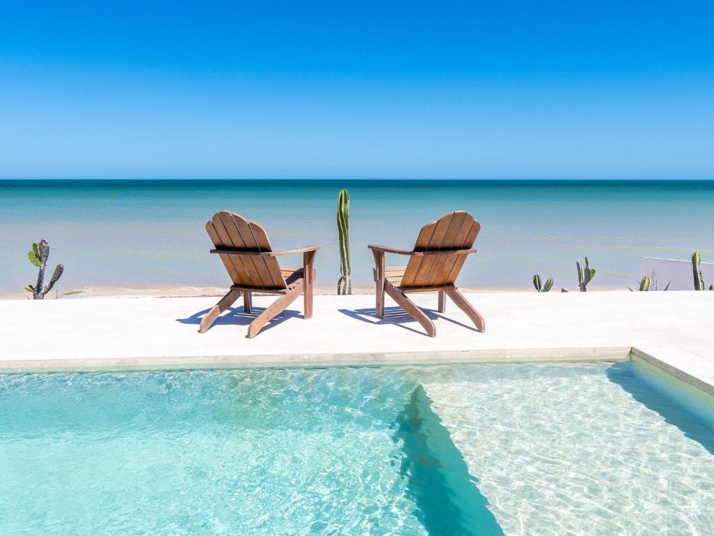Beachfront Upscale House in Telchac