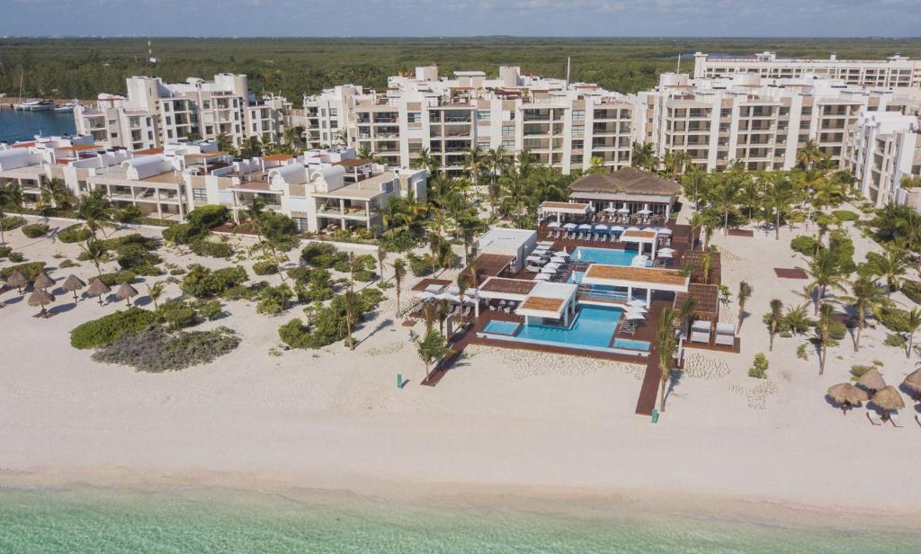 Beautiful penthouse by the beach