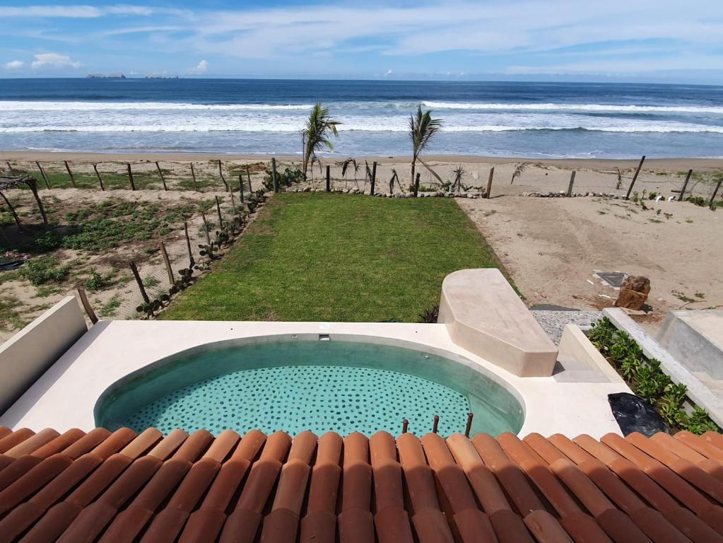 Cactus Beachfront villa in Zihuatanejo- pets welcome!