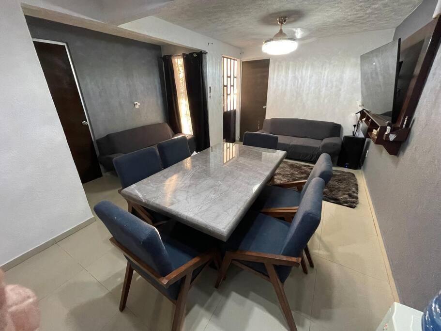 Casa en coto privadoCerca aeropuerto y clínica180