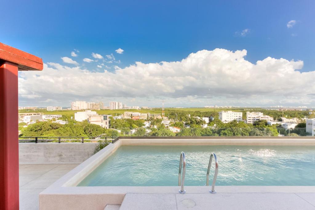 Centrally located apartment with Pool, Gym, Coworking and Wifi