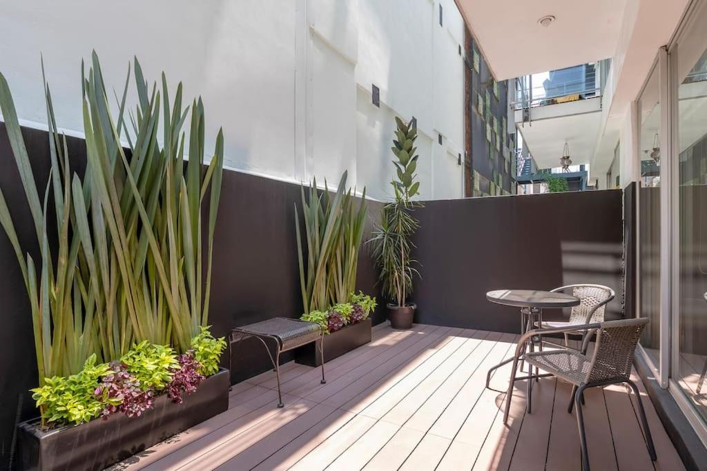 Chic 2BR Condo in Condesa steps from Parque Mexico