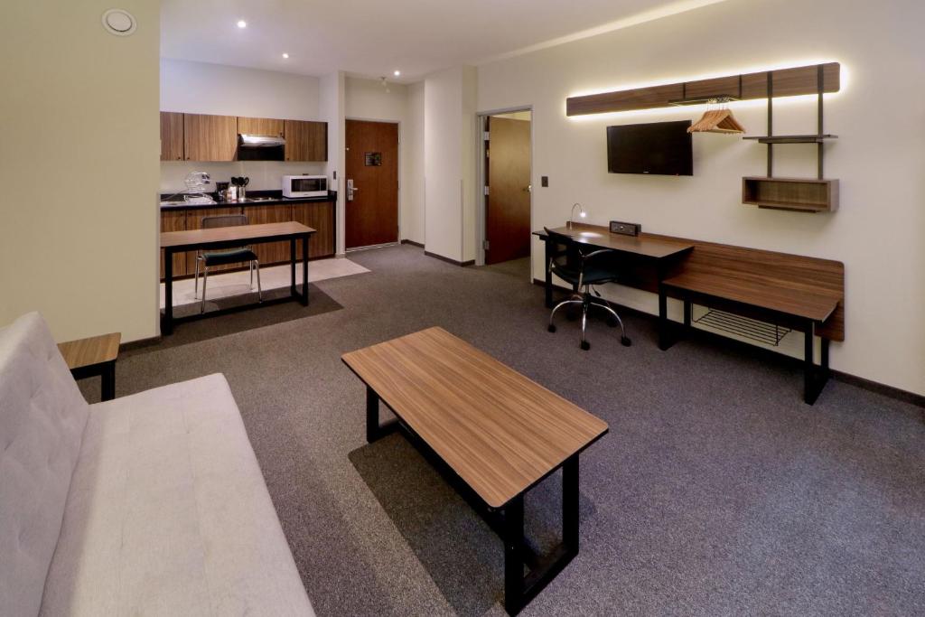 City Express Suites by Marriott Ciudad de México Santa Fe