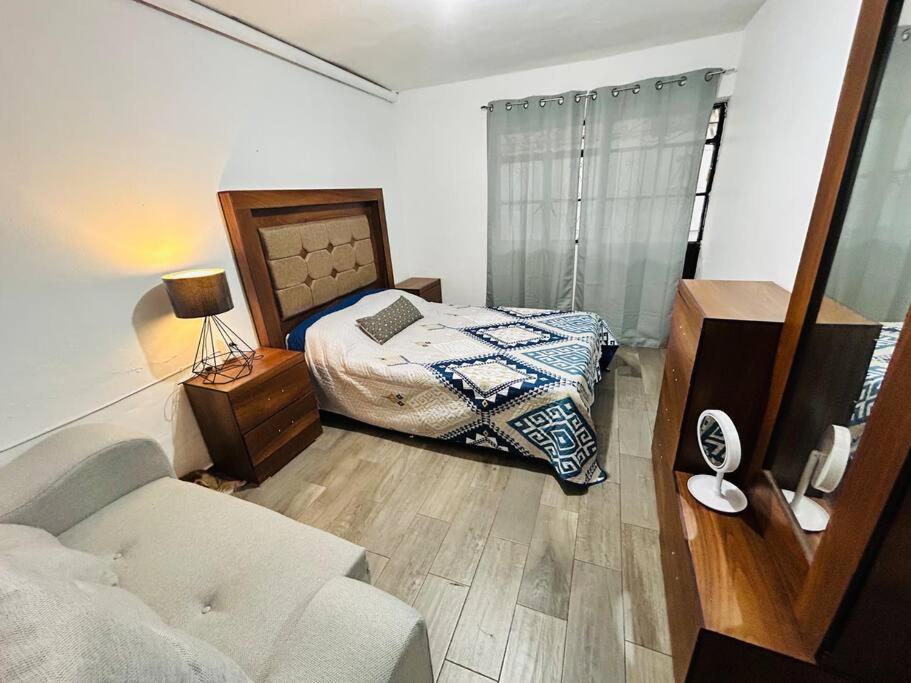 Cómoda casa con dos cuartos y cochera para auto pequeño