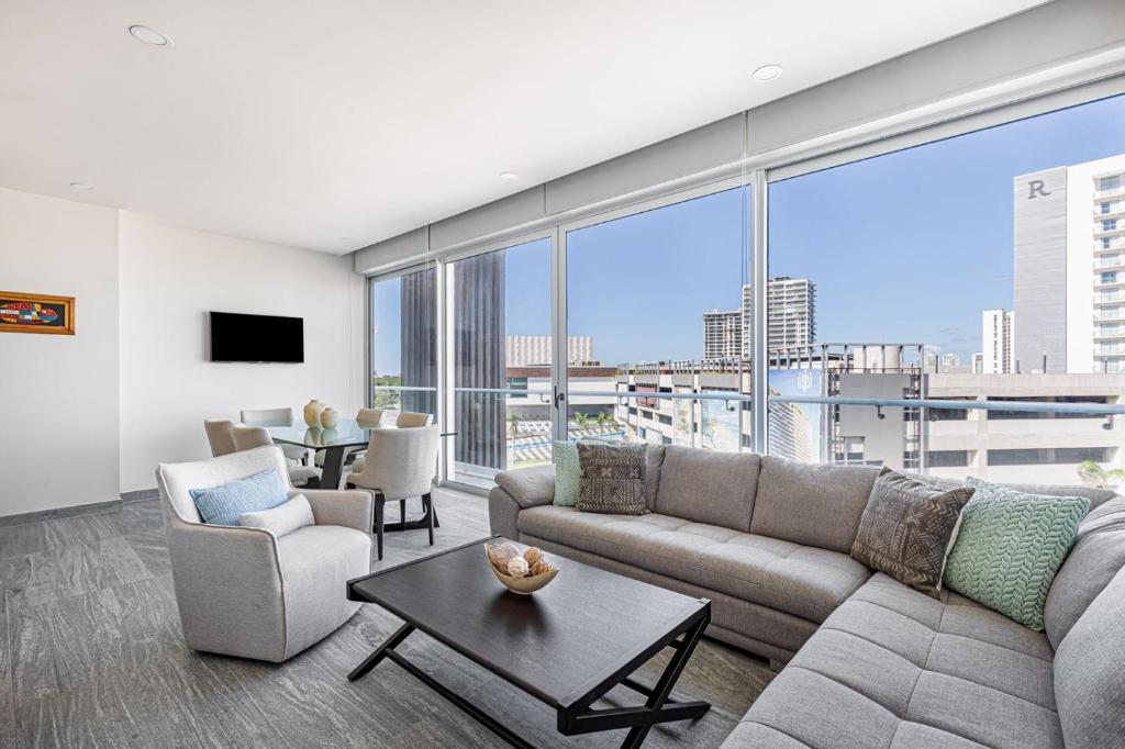 Luxury 3BR Condo* rooftop pool, near the beach