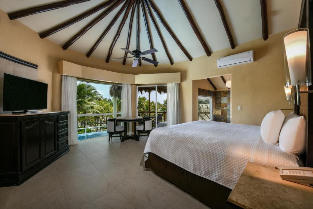 El Dorado Casitas Royale Catamarán, Cenote & More Inclusive