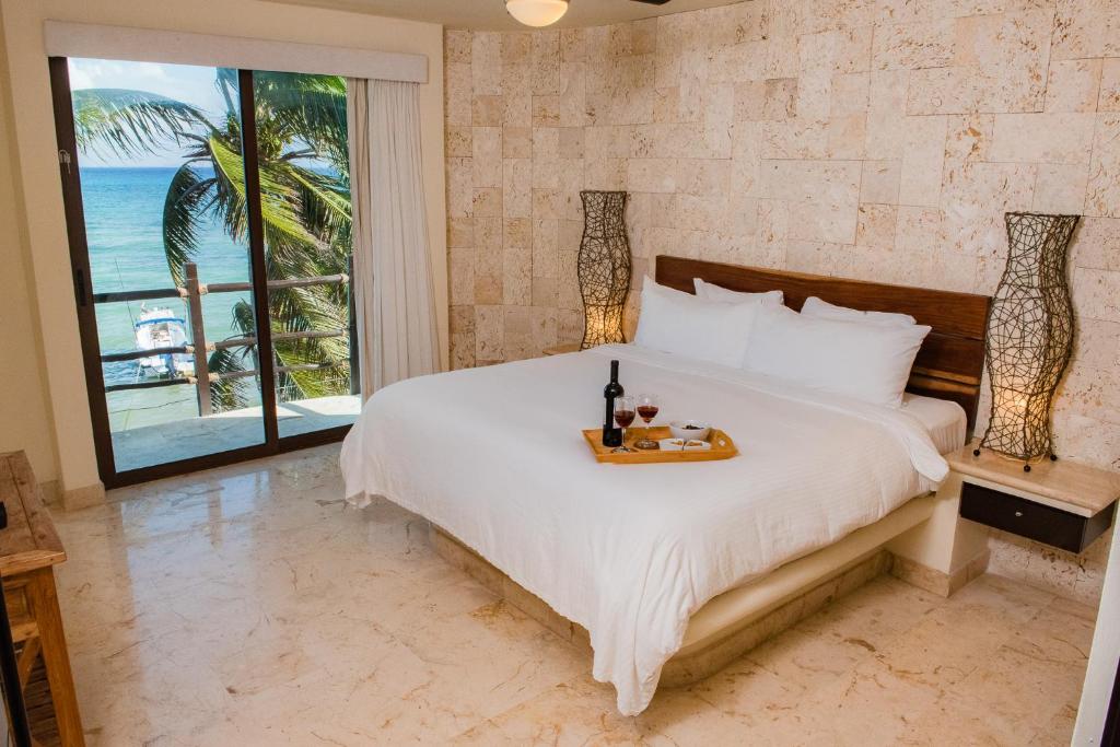 El Taj Oceanfront and Beachside Condo Hotel