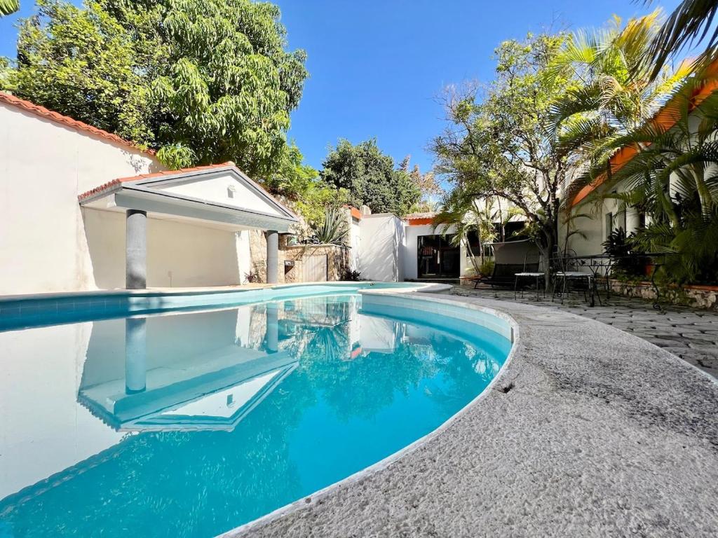 Espacio creado para 3 personas con piscina