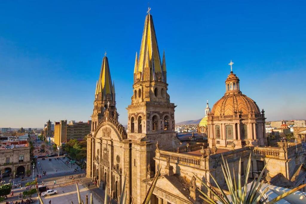 Céntrico y estiloso apartamento con Alberca, AC, Seguridad, Aparcamiento y Gym