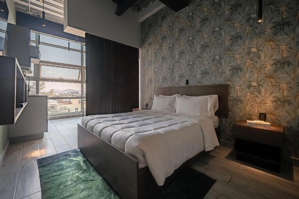The Jungle Loft Tropical Comfort in a Centric Location with Kitchen