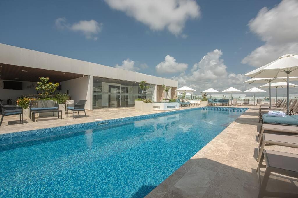 Ipana Condo, Rooftop Pools, Gym, Walk to Beach