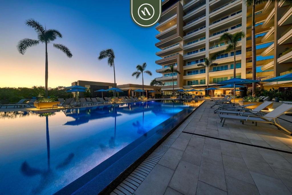 Luxury 2 BR Condo near Golf Courses and Marina - Pool