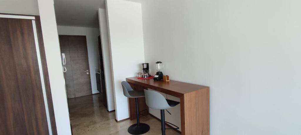 Menesse mitdtown2 , AVE 25TH