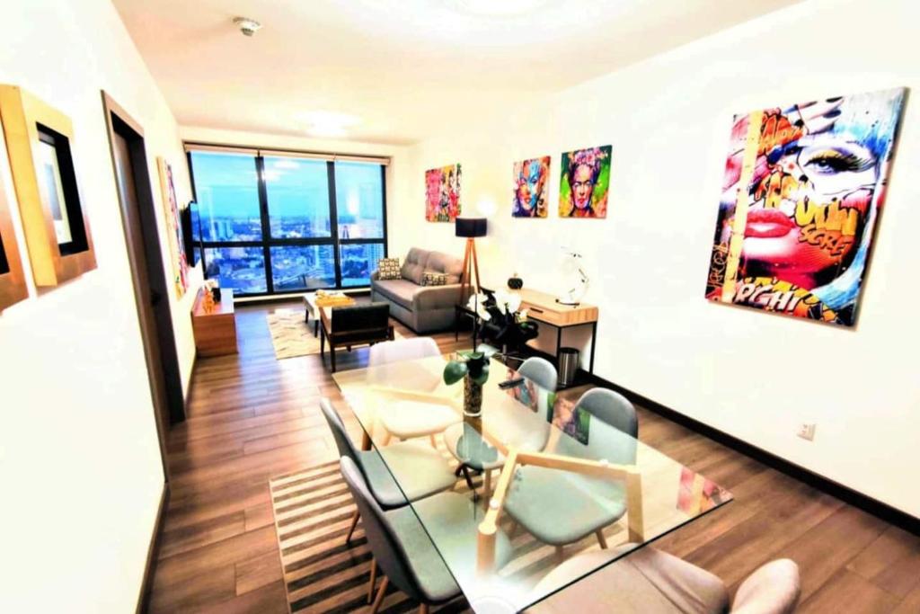 Modern Hi-rise Amazing Views, Pool & Hs Internet!