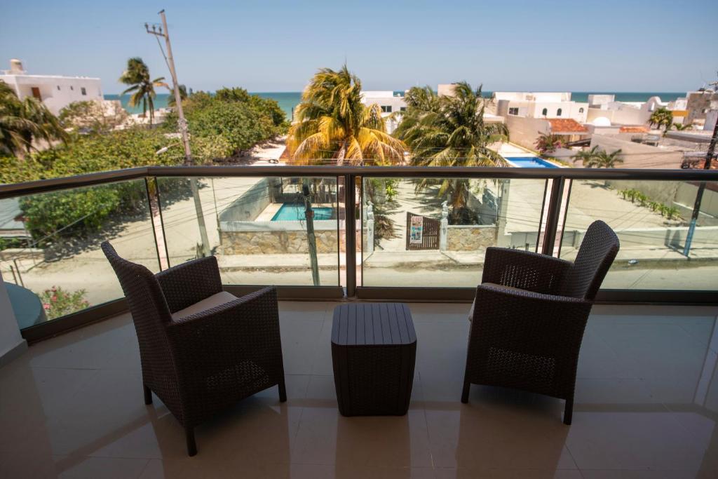 Modern villa with private pool, 1 block from the Ocean