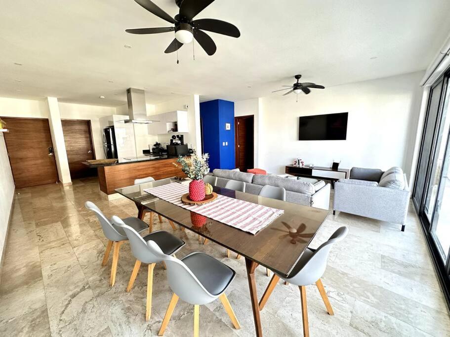 New Condo with Pool, Gym, A/C, WiFi, King Size bed