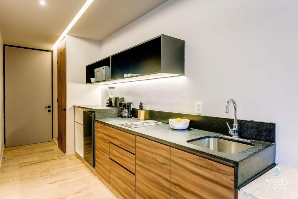 NEW Downtown Stay with Oceanview Roof Pool and Gym plus Cafe