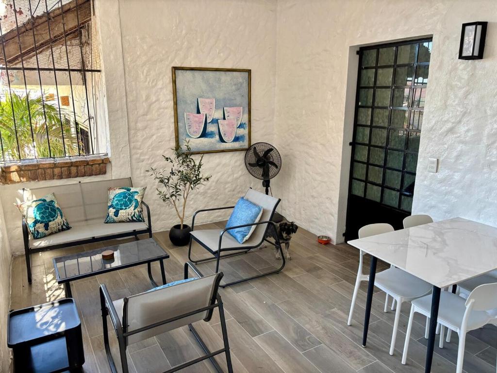 Newly Renovated Studio B2 with Patio Sleeps 2