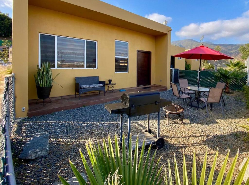 Cozy, Quiet & Pet friendly Gated Patio Studio