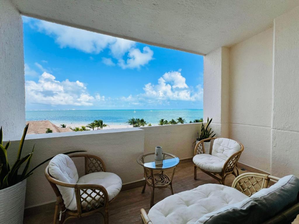 Oceanfront Paradise in Cancun Hotel Zone
