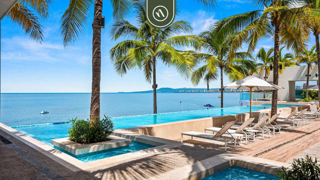 Oceanview 1 BR Condo with Pools and Beach Access