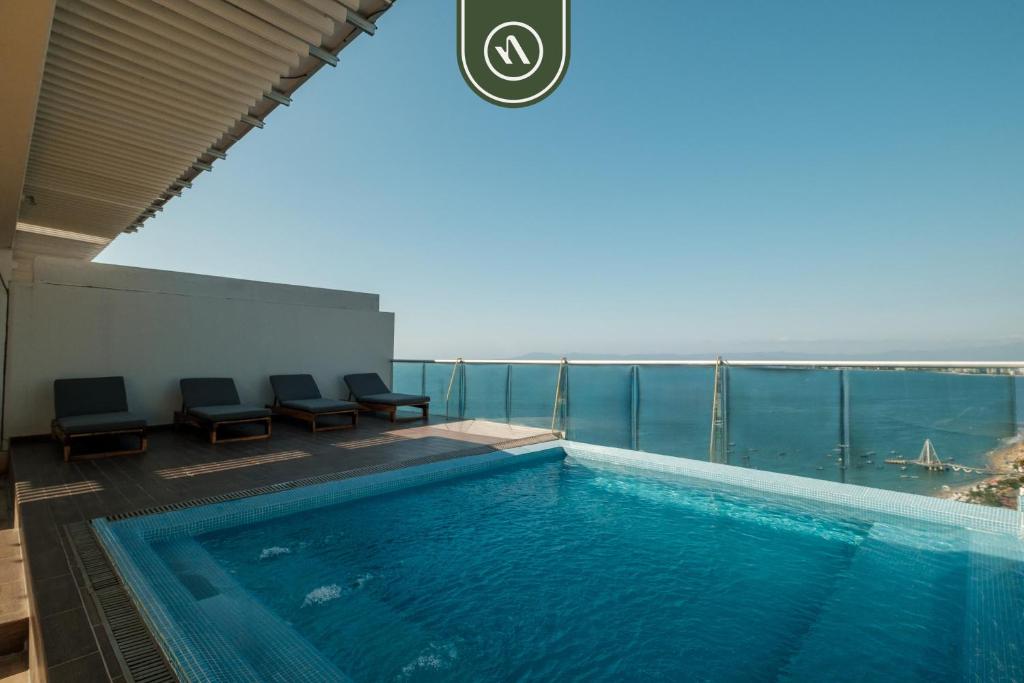 Oceanview 3 BR Penthouse with Private Terrace - BBQ