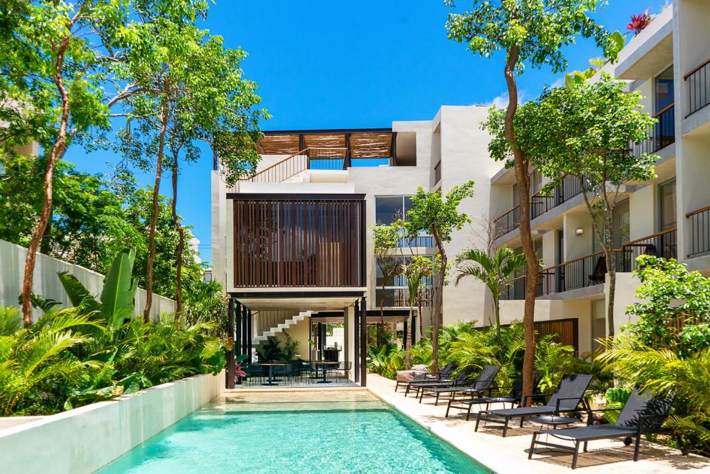 Private pool and rooftop for 3