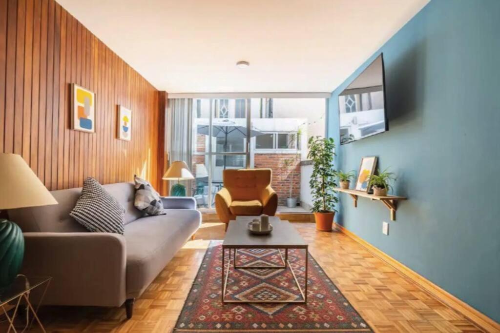 Quiet and cozy with terrace, king-size beds, and parking lot