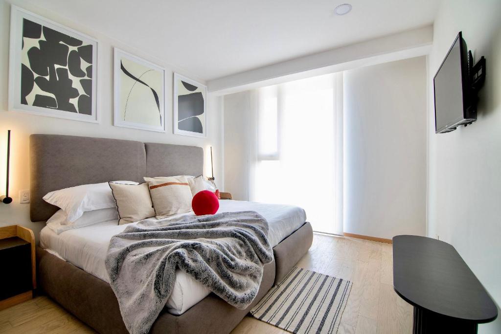 SANTA FE Red Beautiful Apartment!