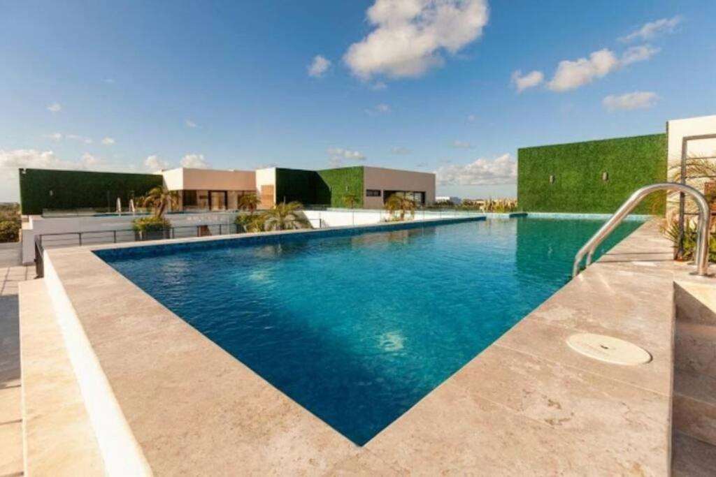 Spacious 3 bed penthouse with rooftop and gym