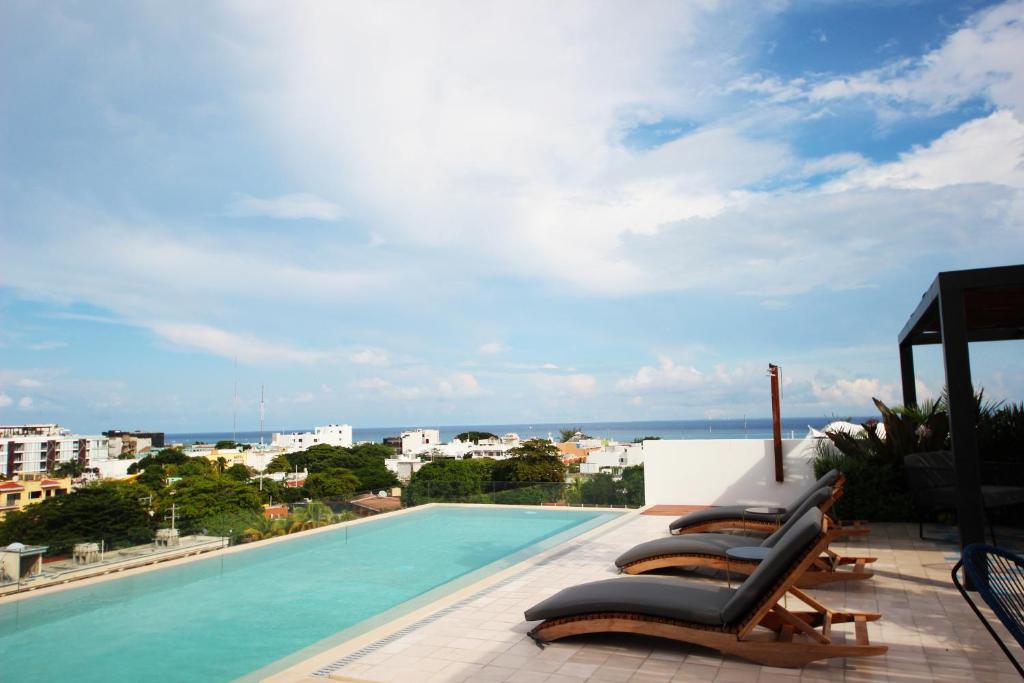Studio at best location, enchanting roof top with infinity pool