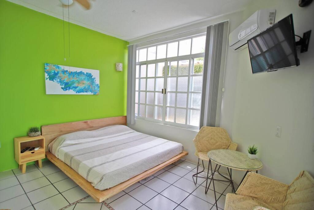 Studio -Sand at Mikasa- Fast Internet, King bed, Pool, Near Beach, AC