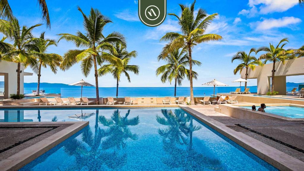 Stunning Oceanfront Condo - Pools - Beach Club