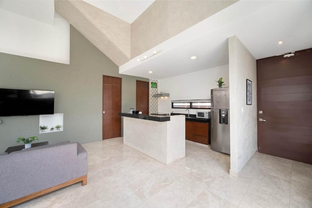 Sunny Mérida Getaway: Spacious 3BR with Pool