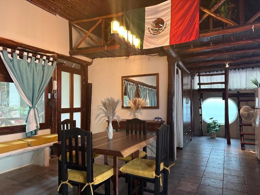 Treehouse Loft in Prime Location