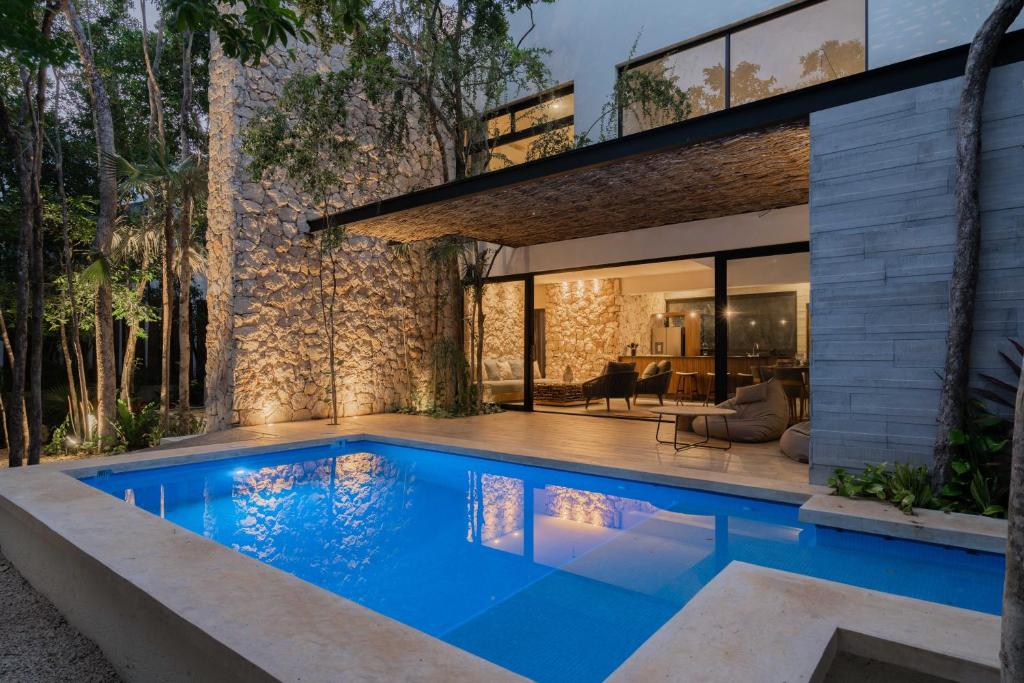 Twelve O'Clock - Luxury Villas