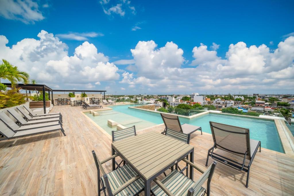 Condo Veronica - Comfortable 2 bedroom with rooftop gym and pool