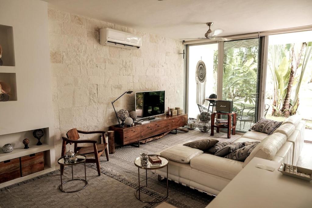WHITE - Unique spacious home and beach club access