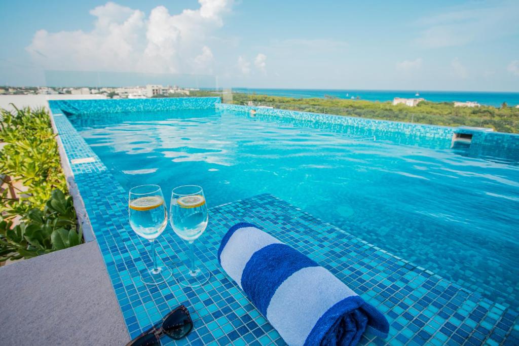 Condos with ocean view pool in Av 10 & 60 street